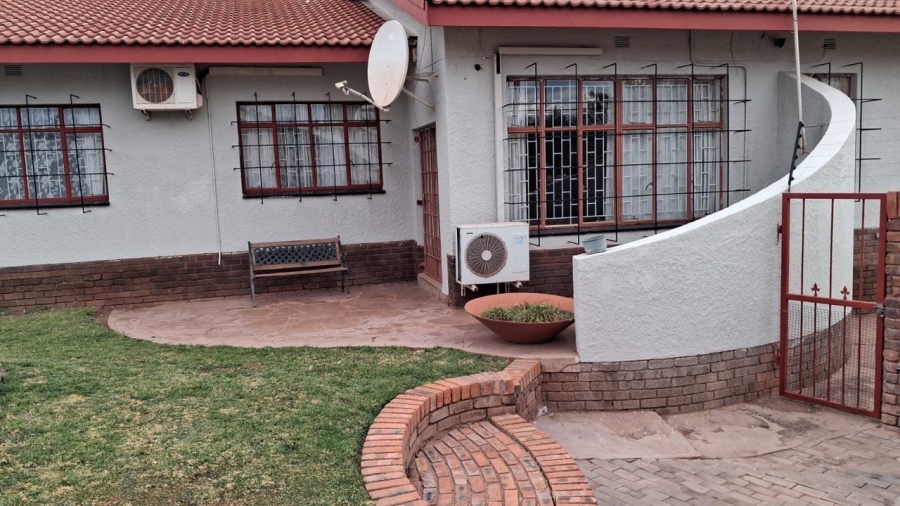4 Bedroom Property for Sale in Postmasburg Northern Cape